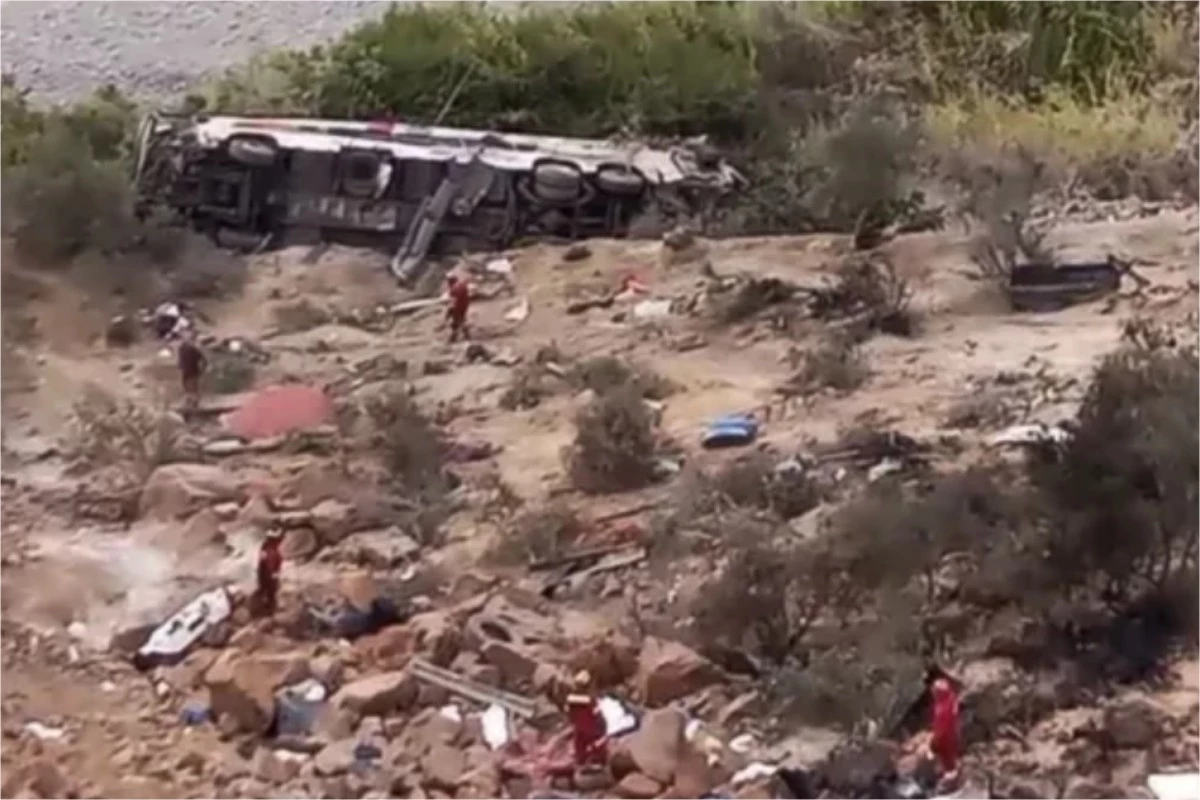 Vídeo: ônibus cai em penhasco e 37 pessoas morrem; imagens impressionam