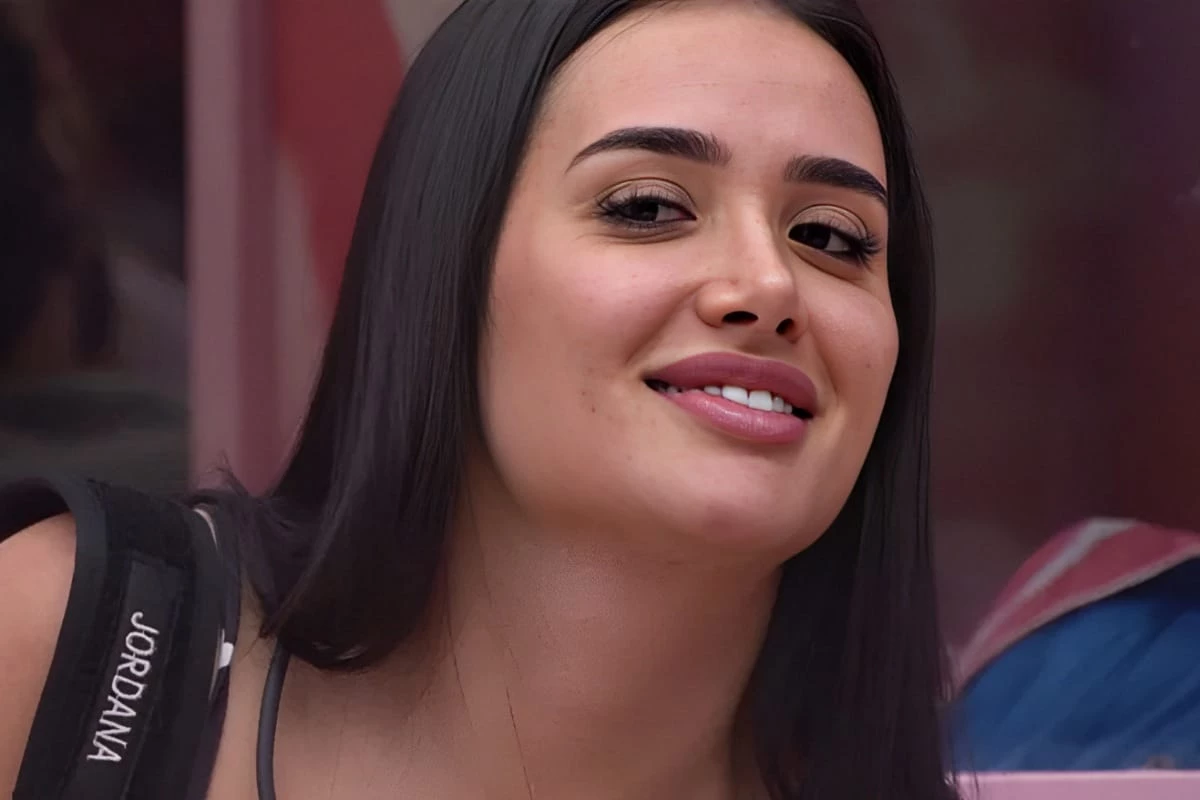 Jordana cumpre promessa e pula sem parte do biquíni na piscina do BBB26; veja
